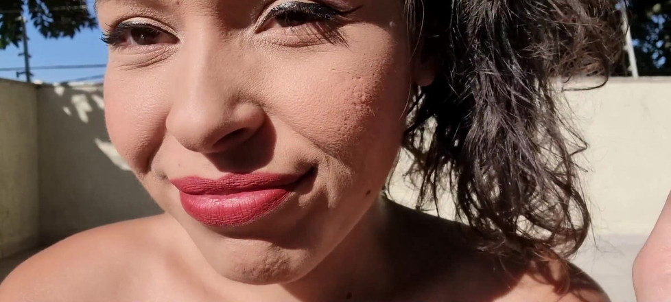 Espuleta Maia: Göğüsleri dışarıdayken sigara içiyor