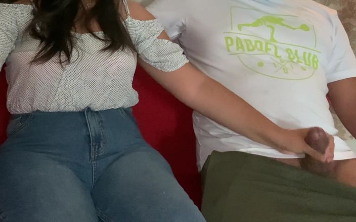 Gordo fuck: Je me masturbe devant mon demi-frère, elle finit par me...