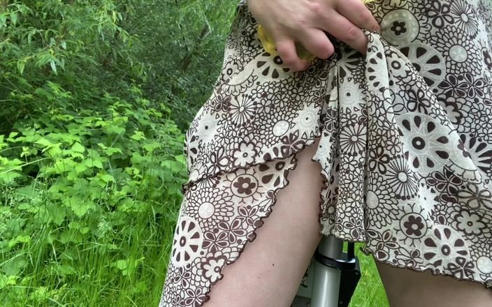 Elena917: Fietstocht - tonen, rijden met een dildo in poesje en in...