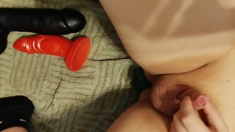 ShiroiHenjin: Cewek sange ini lagi asik mainin pantat bahenolnya sampai muncrat...