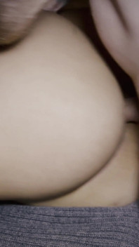 端が中に入れて激しくセックス