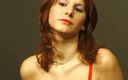 Flash Model Amateurs: La morena Kristine se desnuda en cámara