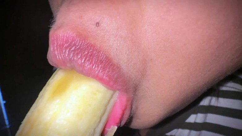 Aria Mia: 아침에 발정난 동안 관능적인 입에 바나나를 넣었어 - 이것은 매일 아침 루틴입니다.
