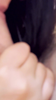 Ein mädchen mit einem tattoo auf dem arm leckt den schwanz ihres freundes zu hause