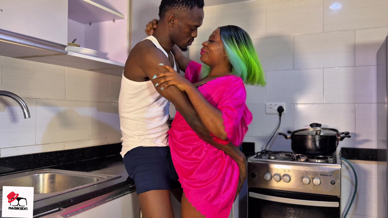 PornTone: Esposa da casa inundou a cozinha com seu esguicho