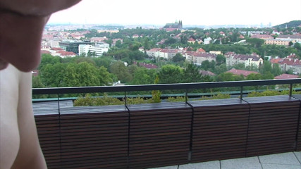 Cum Outdoor: Stiefschwester auf dem balkon gefickt!