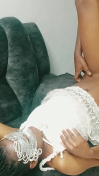 Amellia dientot sama abang tirinya yang lagi asik mainin memeknya di ruang tamu