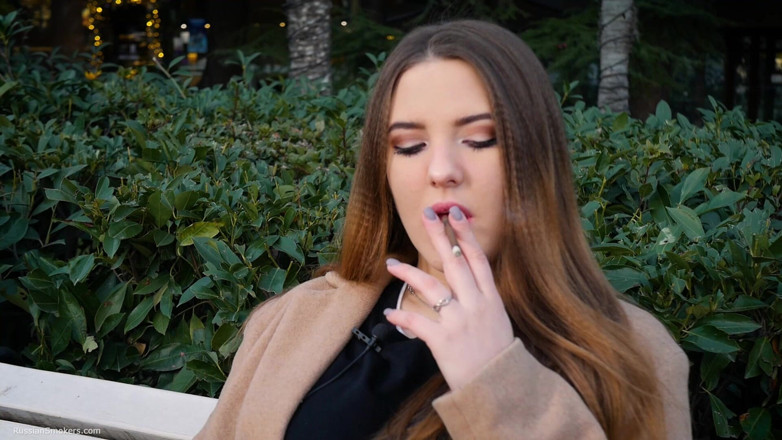 Russian Smokers: Ruská dívka tráví polední přestávku kouřením 1 cigs