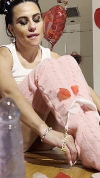 Süße latina spielt mit dildo