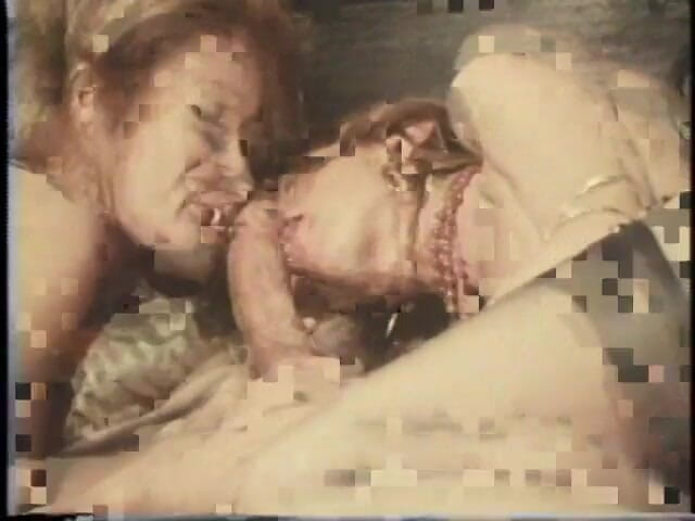 Old Good Porn: Geile reife in sexy strümpfen reitet einen großen schwanz in...