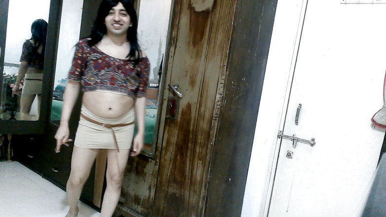 Cute & Nude Crossdresser: सेक्सी बहिन क्रॉसड्रेसर फेमबॉय स्वीट लॉलीपॉप प्रिंटेड ब्लाउज और न्यूड स्कर्ट में।