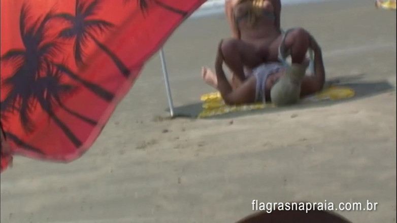 Amateurs videos: Brazilian couple having sex on the empty beach