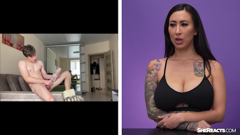 SheReacts: Mamă sexy frumuseți tatuate evaluează masturbarea pulei monstruoase