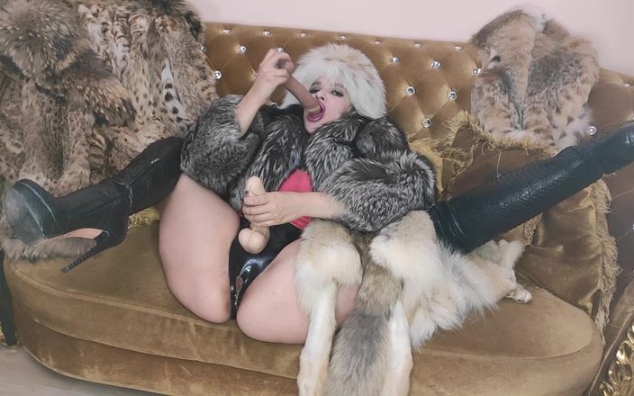 Princess18_: Dea in Pellicce e Lattice, strapon, squirt
