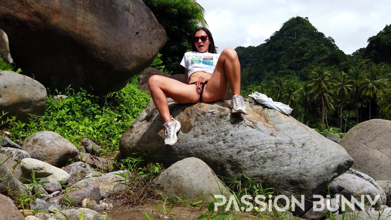 PassionBunny: 你的宝贝模特在户外玩弄阴户