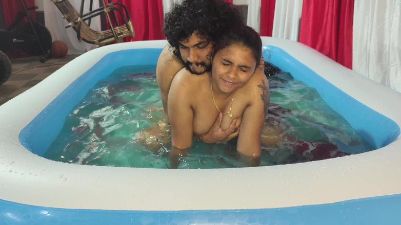 Vaigavarun45: Mallu pareja folla en la piscina con mamada