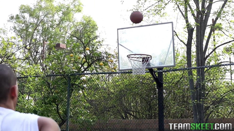 Team Skeet: Prdelatá brunetka se svléká pro fit hřebce