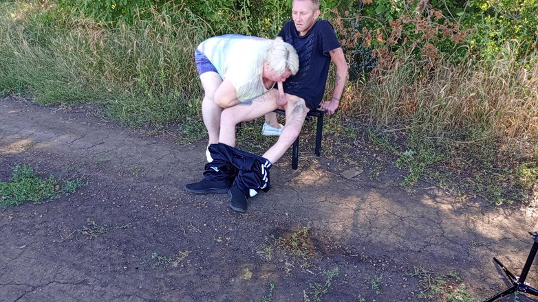Zona901: Madrasta chupa meu pau em um parque em um banco...