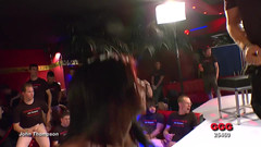 Gang Bang Germany: जॉन थॉम्पसन जीजीजी यह कुतिया बहुत कठिन है।