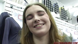 Mia büyük siyah etini bir ayakla seviyor