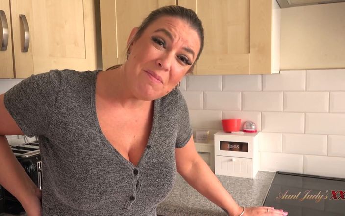 Aunt Judy's XXX: TetaJudysXXX - Vaše prsatá MILF majitelka Maisie Lewis kouří tvého ptáka (pov)