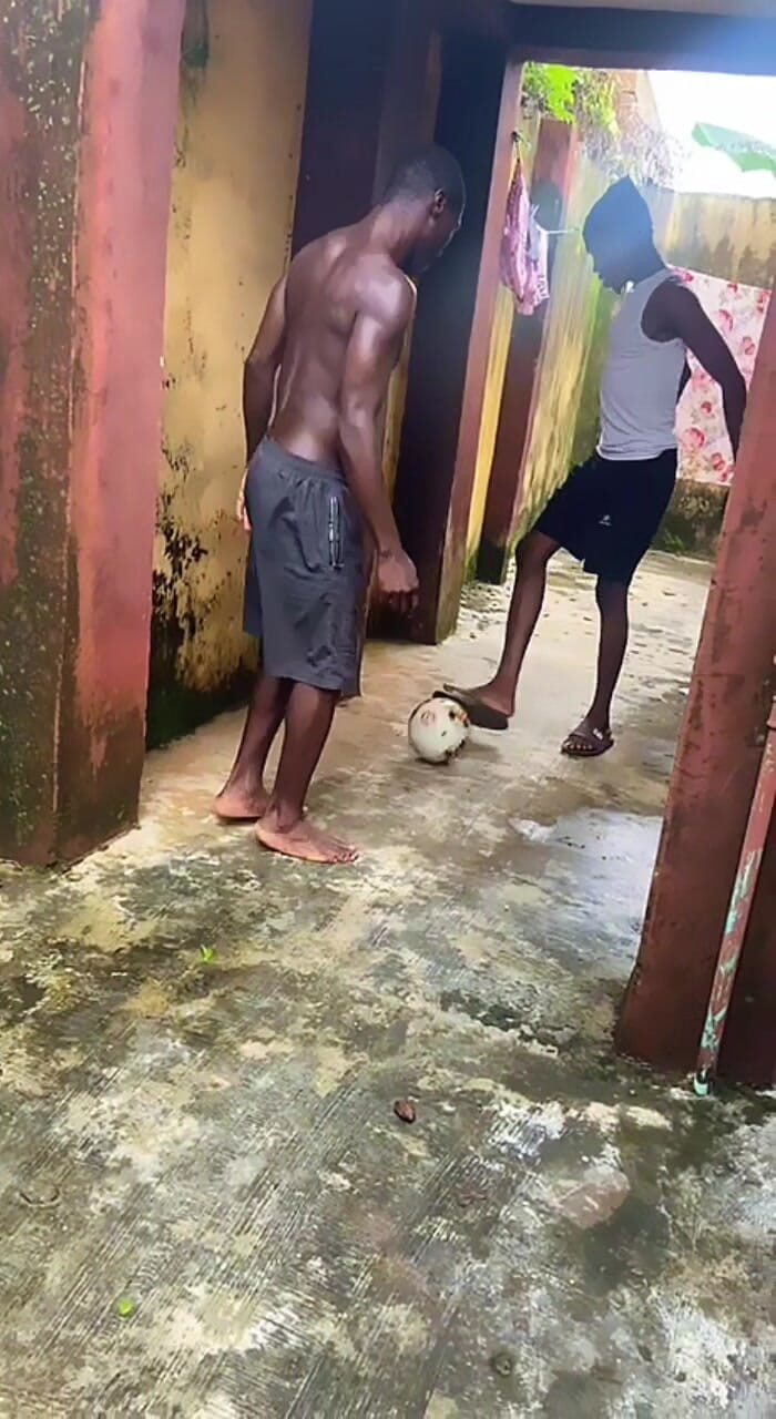 BLACKSHOOTERR: Waktu lagi main sepak bola di luar ruangan, ternyata ngasih...
