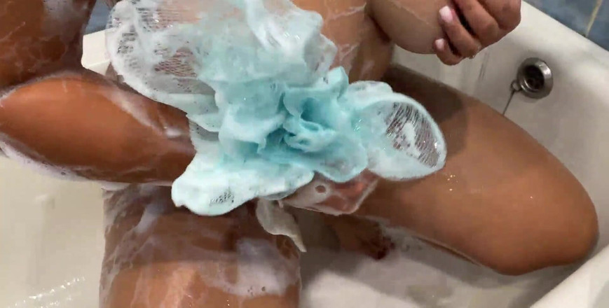 Lux Eva: Aku lagi asik mandi air panas