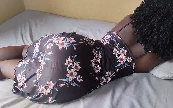 Delicious Ass: MILF Afrika seksi mencuba dubur buat kali pertama selepas kongkek...