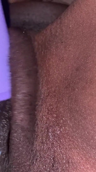 Pepek eboni amatur melancap dengan berus rambut