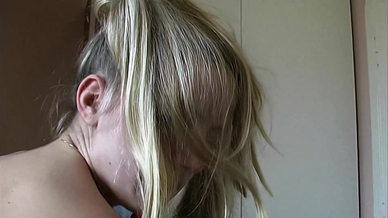 Romance with Love: 两个漂亮的女同性恋者用假阳具和舌头做这件事