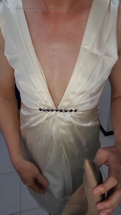 Naomisinka: Wytrysk z mini satynową białą sukienką i szpilkami