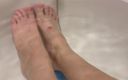 Holy Harlot: Füße im bad