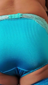 Volles Nylon- und Spitzenhöschen und passende bh und strümpfe
