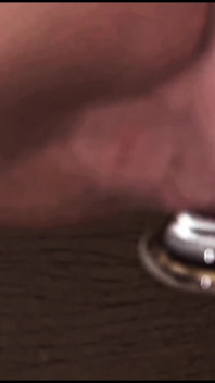 Odtok spermatu # 3. Blonďatá pornohvězda děvka odčerpává sperma na záchodě. Anální creampie. Za kamerou. Necenzurovaný. Stříkání do zadku.