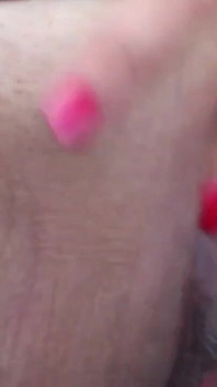 Encharcado e com tesão - eu me dedilhado duro enquanto meu marido dirige!