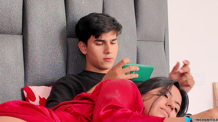 Solo_incognita: Üvey erkek kardeşimi oynamaya davet ediyorum ve sonunda yarağımla oynuyor