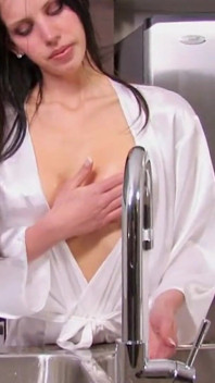Adegan 1_beautiful cewek seksi rambut cokelat dengan lingerie seksi lagi asik masturbasi pakai dildo barunya