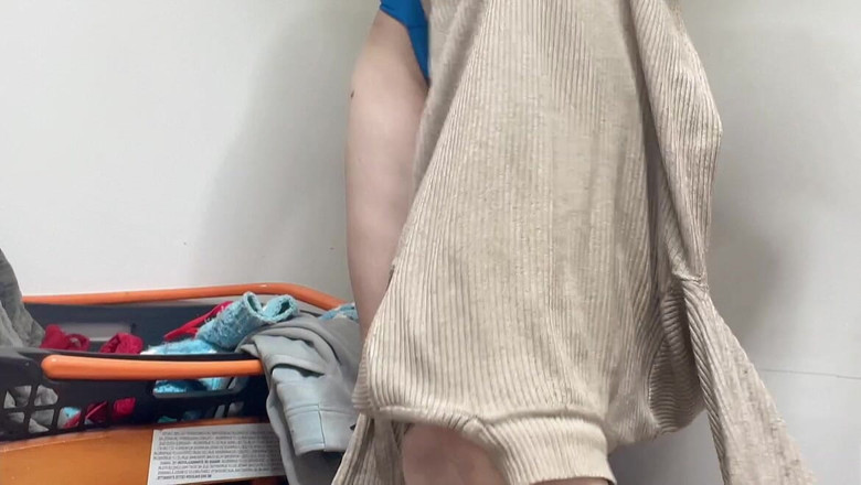sweethanajapanese: Pequeño agujero de coño meando de petite Hana peludo coño...