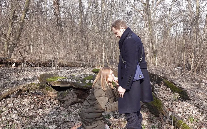 Anal Fans Couple: Pretty girl made a sweet quick blowjob in the woods...