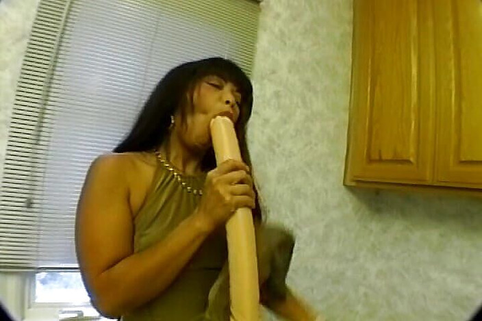 Vintage Babes: 見事な黒檀のベイビーがバスルームで犯される