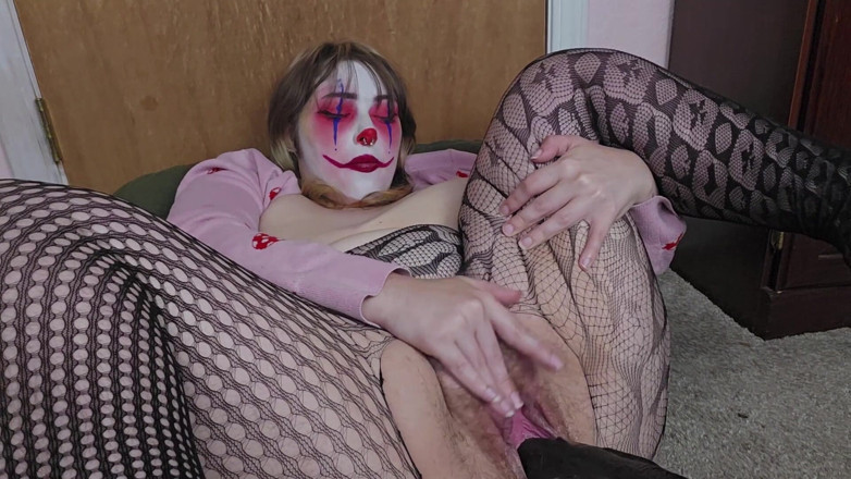 Mushroombitchx: Palyaço sikiş makinesinde dev dildo alıyor