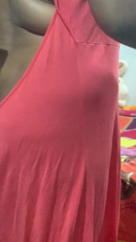 Eu amarrei o cinto do meu vestido um pouco, dizendo ao marido de Nangi