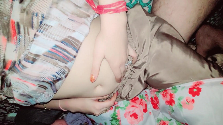 Roobi sharma: Une villageoise indienne desi sexy se fait surprendre par la...