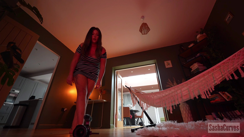 Sasha Curves: Giantess for Hire