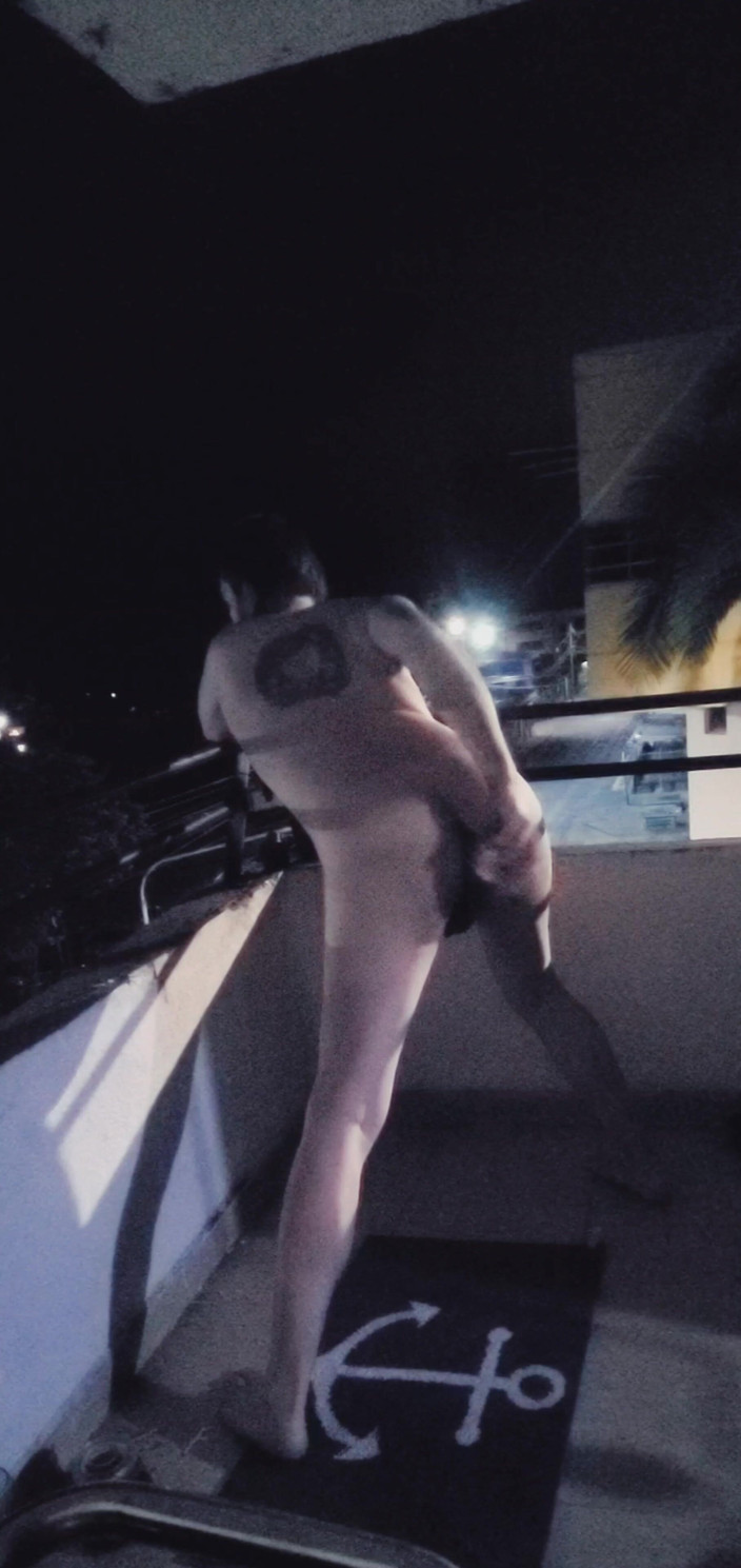 SlutClosetedfag: Scopata veloce con dildo sul balcone