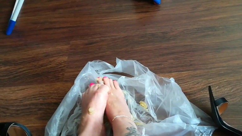 Lady Daniela -: My divine feet crush a banana