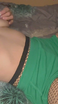 Sexy schätzchen masturbiert auf dem bett