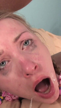 Teen Lena dostane monstrózního ptáka do zadku