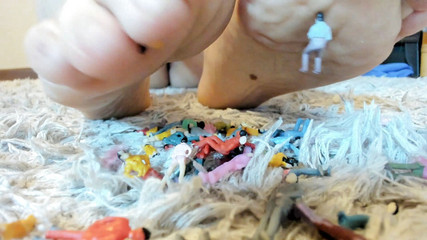 Nicoletta Embassi: Obryně s velkými chodidly