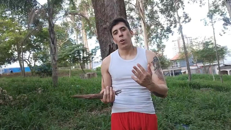 Bielproducoes: Trecând prin piața de agrement lângă casa mea, nu am...